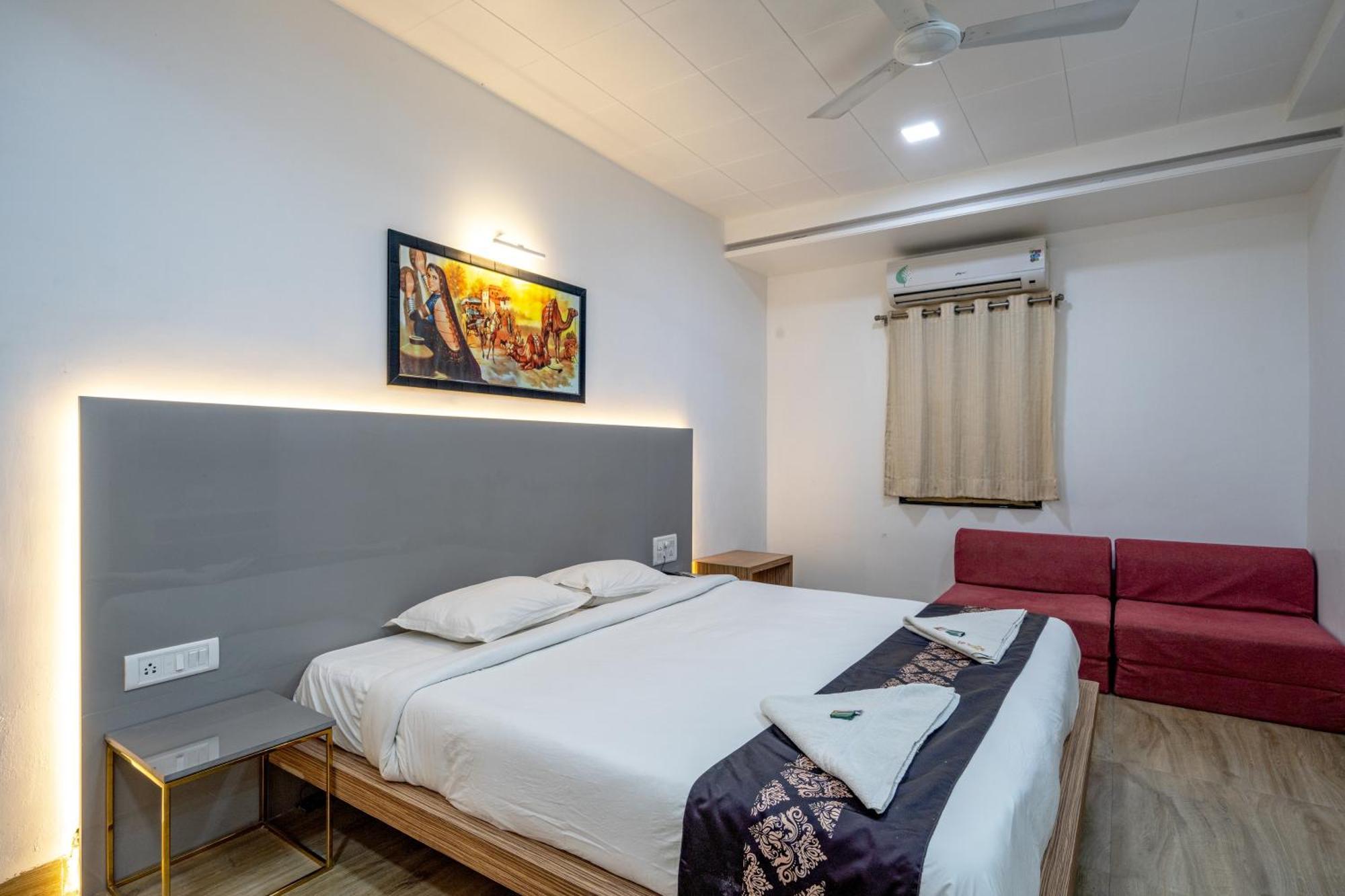 Hotel Darshan Executive Tuljapur Esterno foto