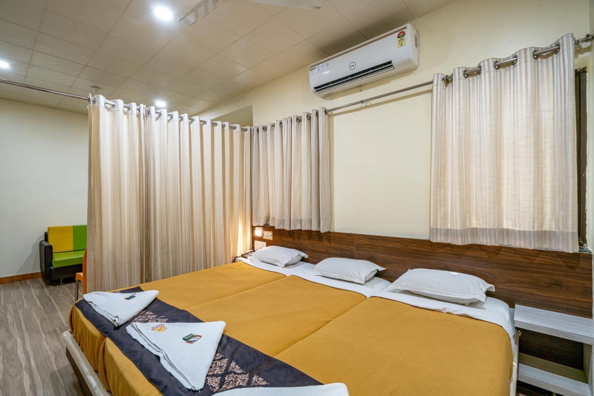 Hotel Darshan Executive Tuljapur Esterno foto