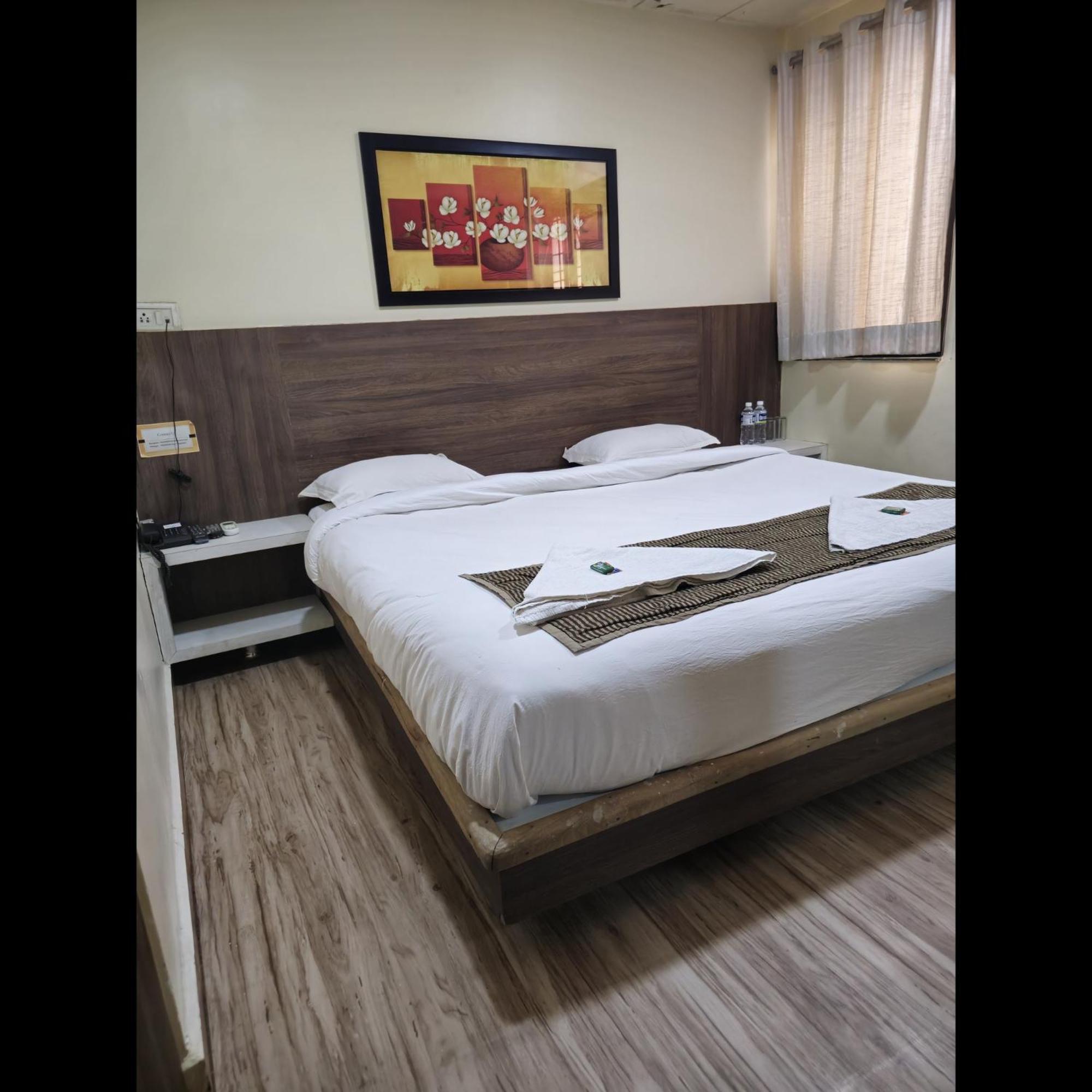 Hotel Darshan Executive Tuljapur Esterno foto