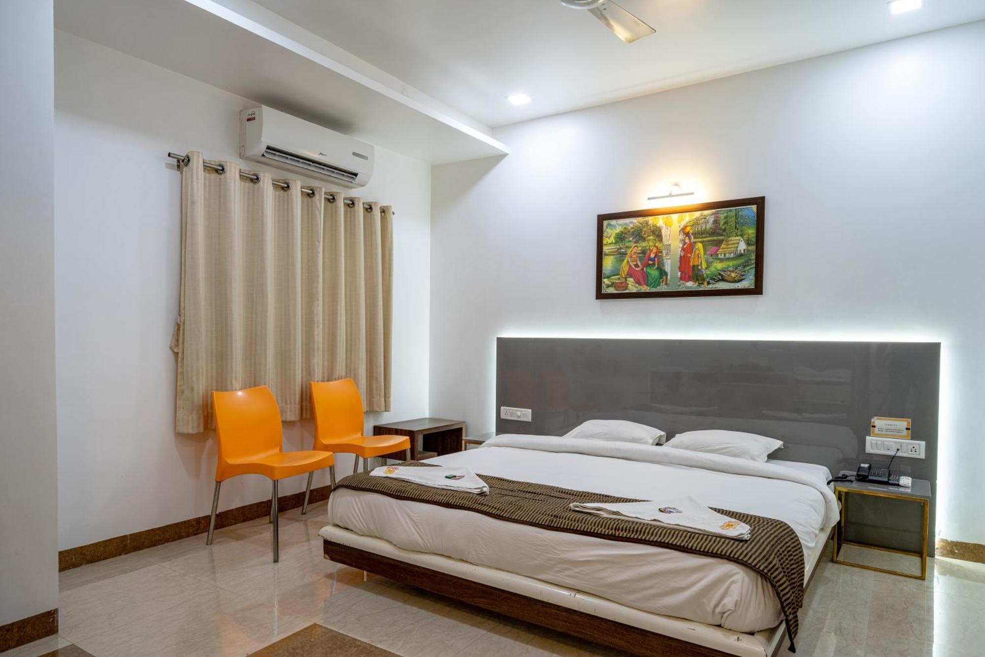 Hotel Darshan Executive Tuljapur Esterno foto