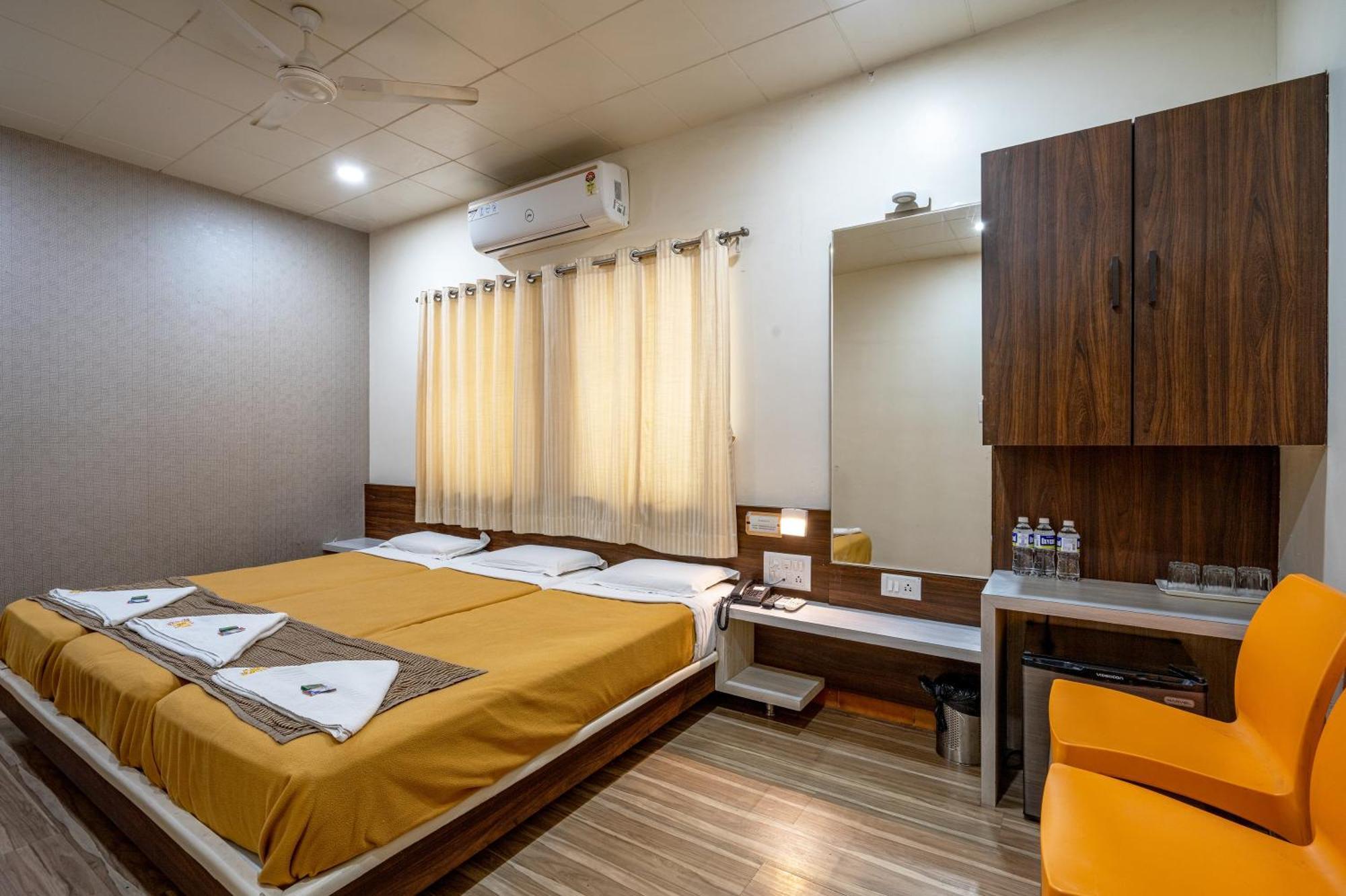 Hotel Darshan Executive Tuljapur Esterno foto